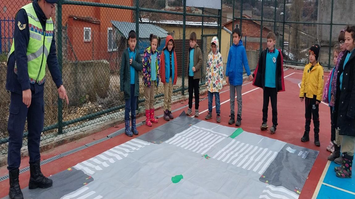 Gümüşhacıköy Trafik Jandarması Yetkililerince Öğrencilerimize Trafik Eğitimi Verildi